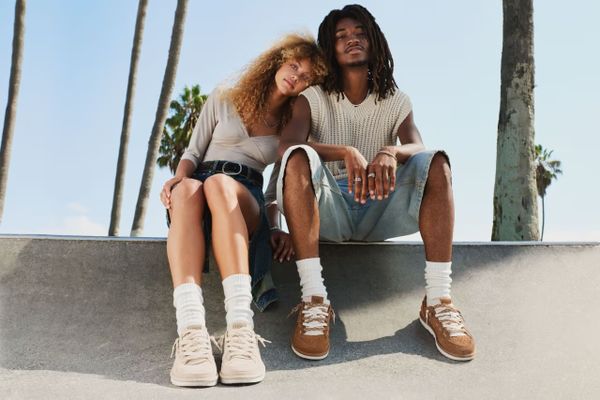 UGG Minimel nieuwe sneakers surfstijl 139 euro bijenkorf bruin beige dames surf