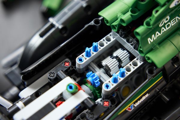 LEGO lanceert 42240 Aston Martin Aramco AMR25