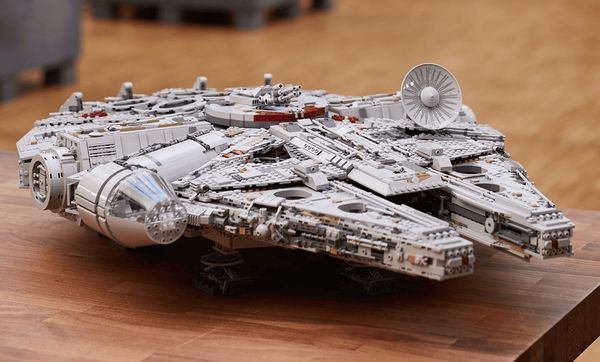 LEGO Star Wars 75192 Millennium Falcon lego sets met pensioen