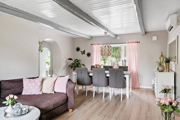 Idyllische villa in Zweden mét zwembad voor €220.000 te koop