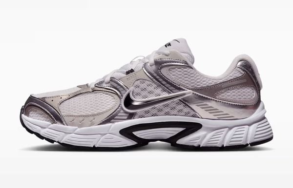 Nike V5 RNR budget dad sneakers 89 euro wit grijs metallic zilver