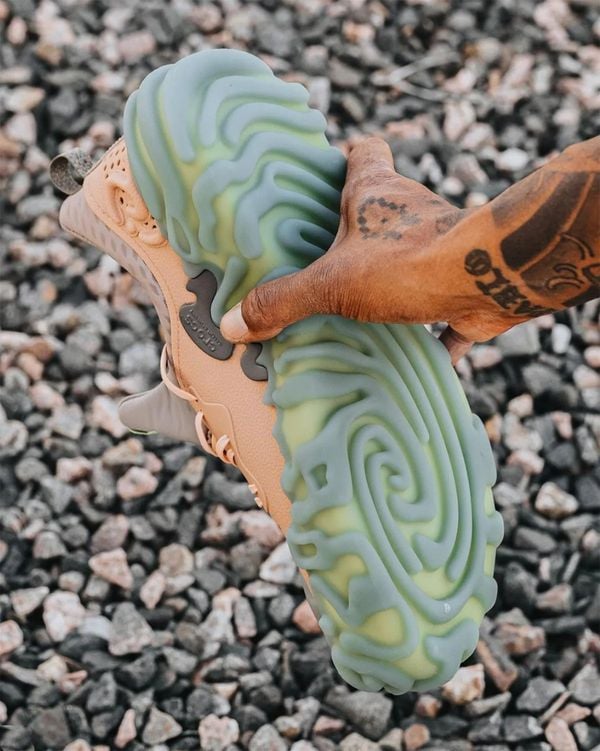 Salehe Bembury sneakers juniper crocs peach fuzzy pantone kleur van het jaar 2024