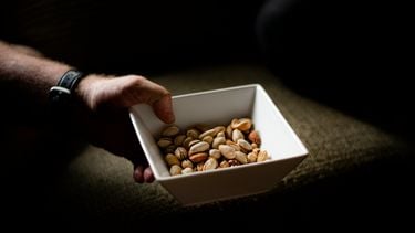 Een late night snack hoeft niet slecht te zijn. Onderzoek wijst uit dat pistachenoten je slaap én darmgezondheid een flinke boost geven.