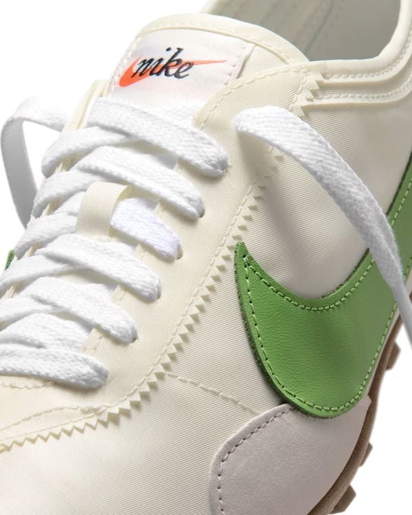 nike moon shoe Sail and Chlorophyll II0407-102 eerste sneakers ooit nieuwe colorways