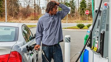 Alleen in deze 3 landen is benzine nog duurder dan in Nederland