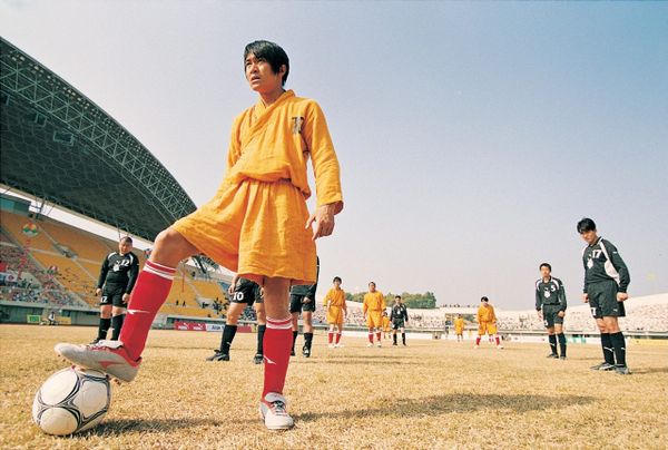 Oranje-kater? Deze knotsgekke kungfu-film is de beste voetbalfilm ooit Shaolin Soccer 23242
