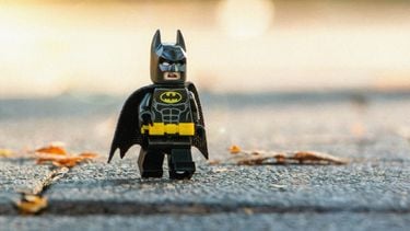 LEGO verrast met 8 Batmans in één set, van Dark Knight tot 1989