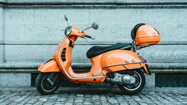 Zo bespaar je geld op met overstappen van brommerverzekering