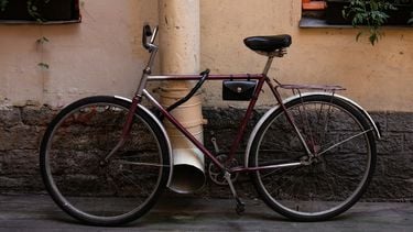 Met kapotte fietsonderdelen riskeer je in 2026 boetes tot €620. Bekijk welke mankementen je geld kosten en hoe hoog de fietsboetes zijn.