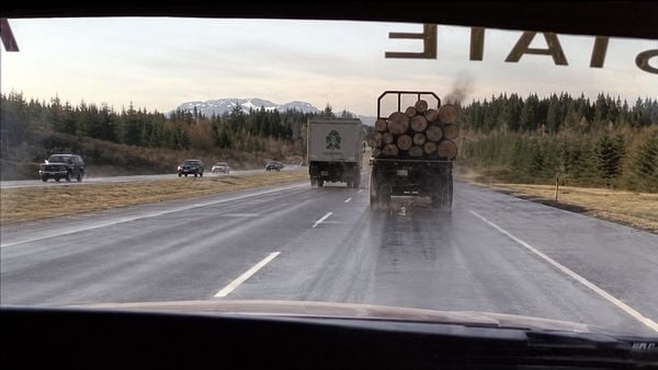 Dicht achter een vrachtwagen rijden scheelt brandstof, maar hoeveel euro levert deze riskante truc werkelijk op? Wij rekenen het voor je uit.