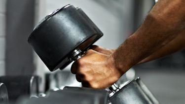3-in-1 dumbbell-oefening traint je hele bovenlijf in recordtijd