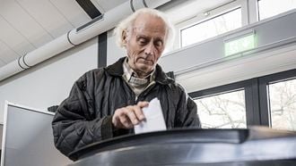 Zo oud is de gemiddelde kiezer in 2025, en dat is slecht nieuws