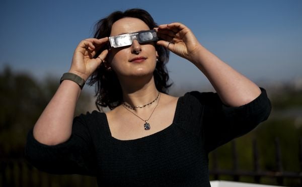Dit gebeurt écht als je zonder eclipsbril de zonsverduistering bekijkt gevaren en mythes