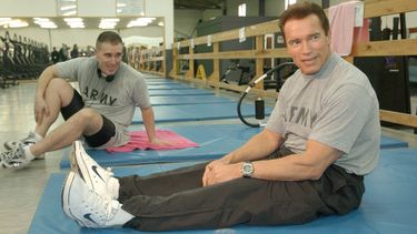 Schwarzenegger superset-workout voor totale fitness in twee delen