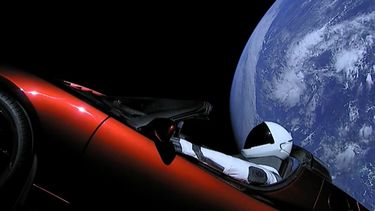 Elon Musk heeft een Tesla Roadster met een raket van SpaceX de ruimte in geschoten