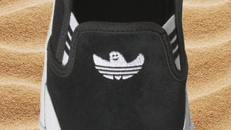 Adidas dropt slip-on sneakers van €80 in een heerlijke surfstijl