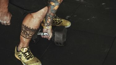 Deze dumbbell-workout traint thuis in 12 minuten je hele lichaam