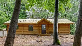 Dit houten Funda-huis van €350.000 koop je met enorme lap bos