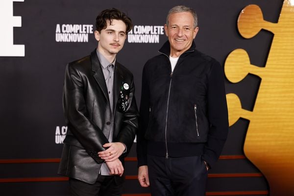 De vertrekent Disney CEO Bob Iger met naast hem Timothee Chalamet.
