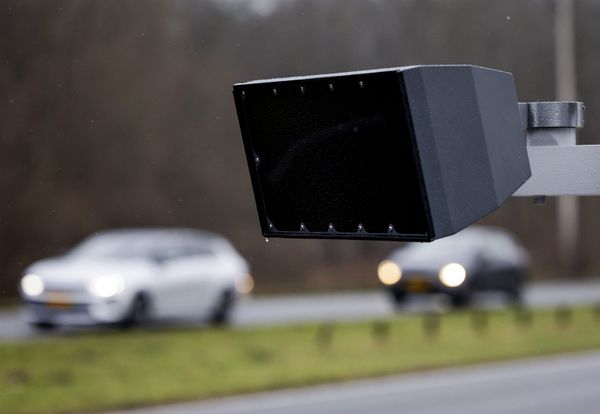 focusflitser flitspaal politie smartphone telefoon appen bellen 430 euro boete bekeuring