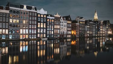 Ontdek de 20 Nederlandse steden met de hoogste huurprijzen per m². Amsterdam spant de kroon met een bizarre kloof naar de rest.