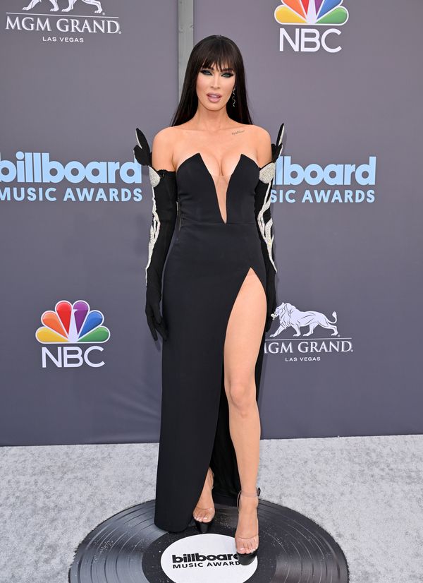 Megan Fox, 2022 Billboard Music Awards - Arrivals, rode loper, sexy jurken