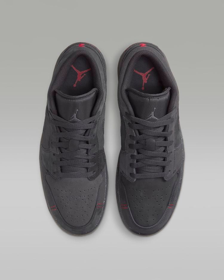 Nike dropt matzwarte Air Jordan 1-sneakers voor schappelijke prijs 2