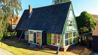 Funda-parel à €395.000 is erkend stukje architectuur vlakbij zee