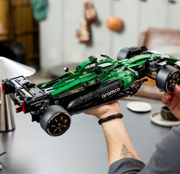 LEGO lanceert 42240 Aston Martin Aramco AMR25