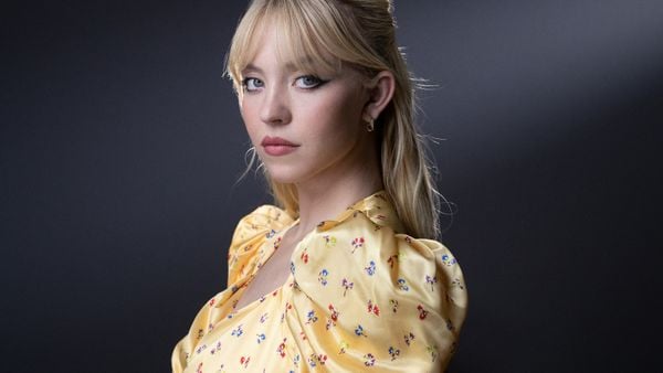 bondgirl, james bond, sydney sweeney, anyone but you, film, romcom, naaktscènes, humor, bondgirl, james bond