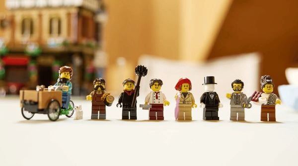 LEGO Icons 10350 Tudor Corner 2