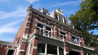 Kijkje in duurste Funda-huis Den Haag, met bios en luxe zwembad