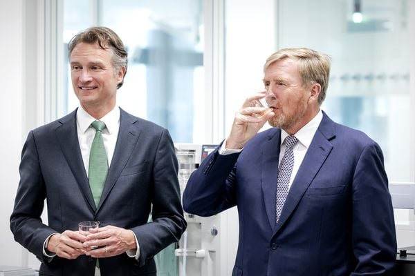 Dolf van den Brink (CEO Heineken) en Koning Willem-Alexander tijdens een rondleiding na de opening bij van het Dr. H.P. Heineken Centre in de Heineken brouwerij.