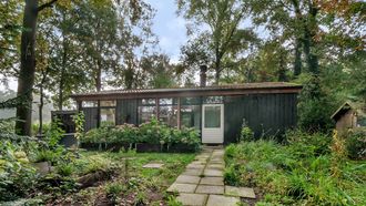 Idyllisch boshuis te koop voor €389.000 op Funda met lap grond