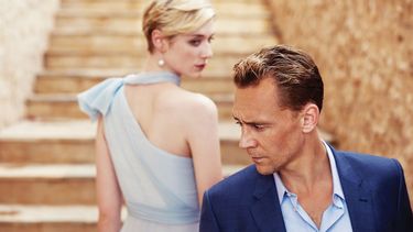 Tom Holland lijkt de nieuwe James Bond te gaan worden, maar wij hadden liever Tom Hiddleston als 007 gezien. Waarom? Kijk The Night Manager.
