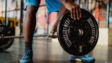 Vergeten fitnessoefening traint core en schouders voor droomfysiek