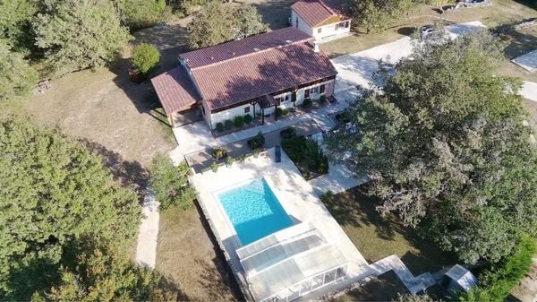 huis-in-frankrijk-kopen-natuurgebied-midden-frankrijk-zwembad