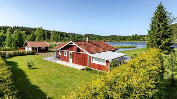 huis zuid-zweden te koop 270000 euro natuur meer privébaai