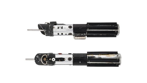 Darth Vader ‘The Empire Strikes Back’ Hero Dueling Lightsaber Auction veiling wapen