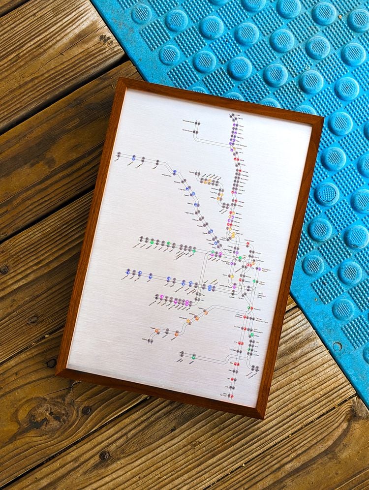 Vergeet Ikea-posters: deze levende kunst haalt het OV in huis metroboard