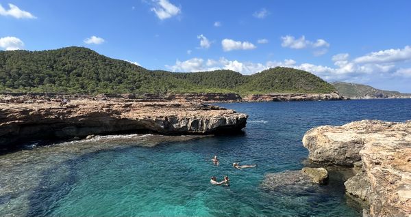 Ontvlucht het herfstweer en ga hiken in de natuur van Ibiza