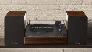 Deze platenspeler in 70's stijl met boxen én Bluetooth kost nu €149