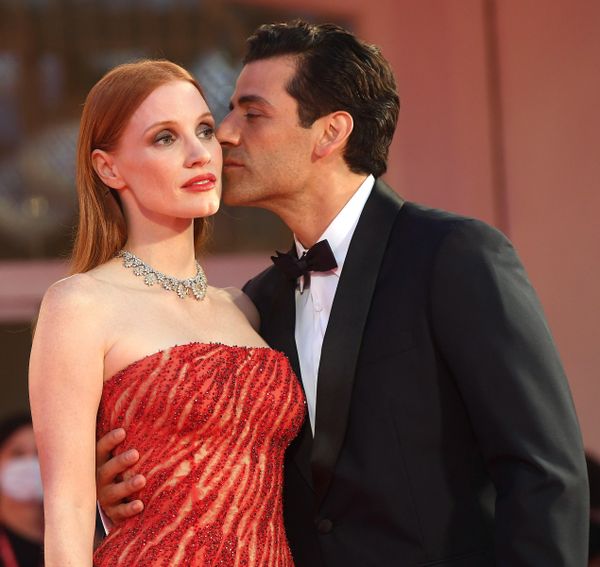 Jessica Chastain, Oscar Isaac, Scenes from a Marriage, sexy rode loper looks, filmfestival van venetië