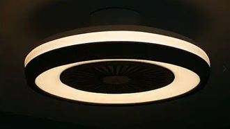 Deze plafondventilator à €99 ziet eruit als een 70's designlamp