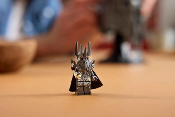LEGO Icons 11373 Sauron's Helmet lord of the rings 2