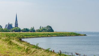 Deze Funda-parel van 3,5 ton heeft een riante tuin aan viswater