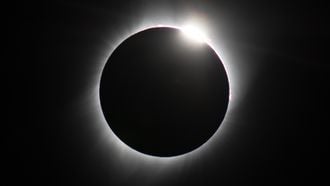 Dit gebeurt écht als je zonder eclipsbril de zonsverduistering bekijkt