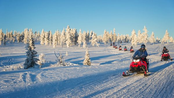 finland deal winterreis 945 euro totaalpakket sneeuwscooter husky ijsvissen sauna