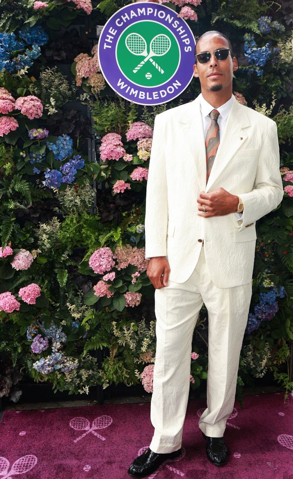 virgil van dijk look wimbledon 2026 dit kost zijn versace pak audemars piguet horloge en siant laurent loafers