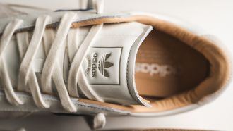 Adidas dropt militaire sneakers à €150 met één streep en historie
